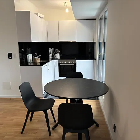 2 Minutes Walking From Train Station 아파트